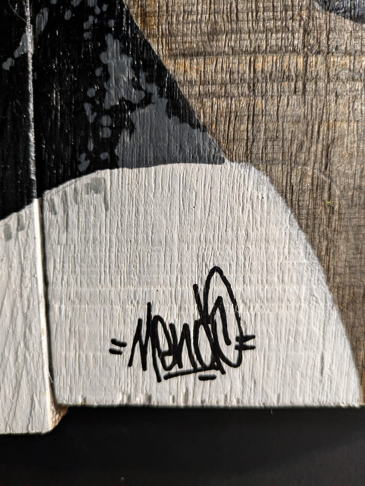 Power — création de Mendo entre matière brute et peinture urbaine