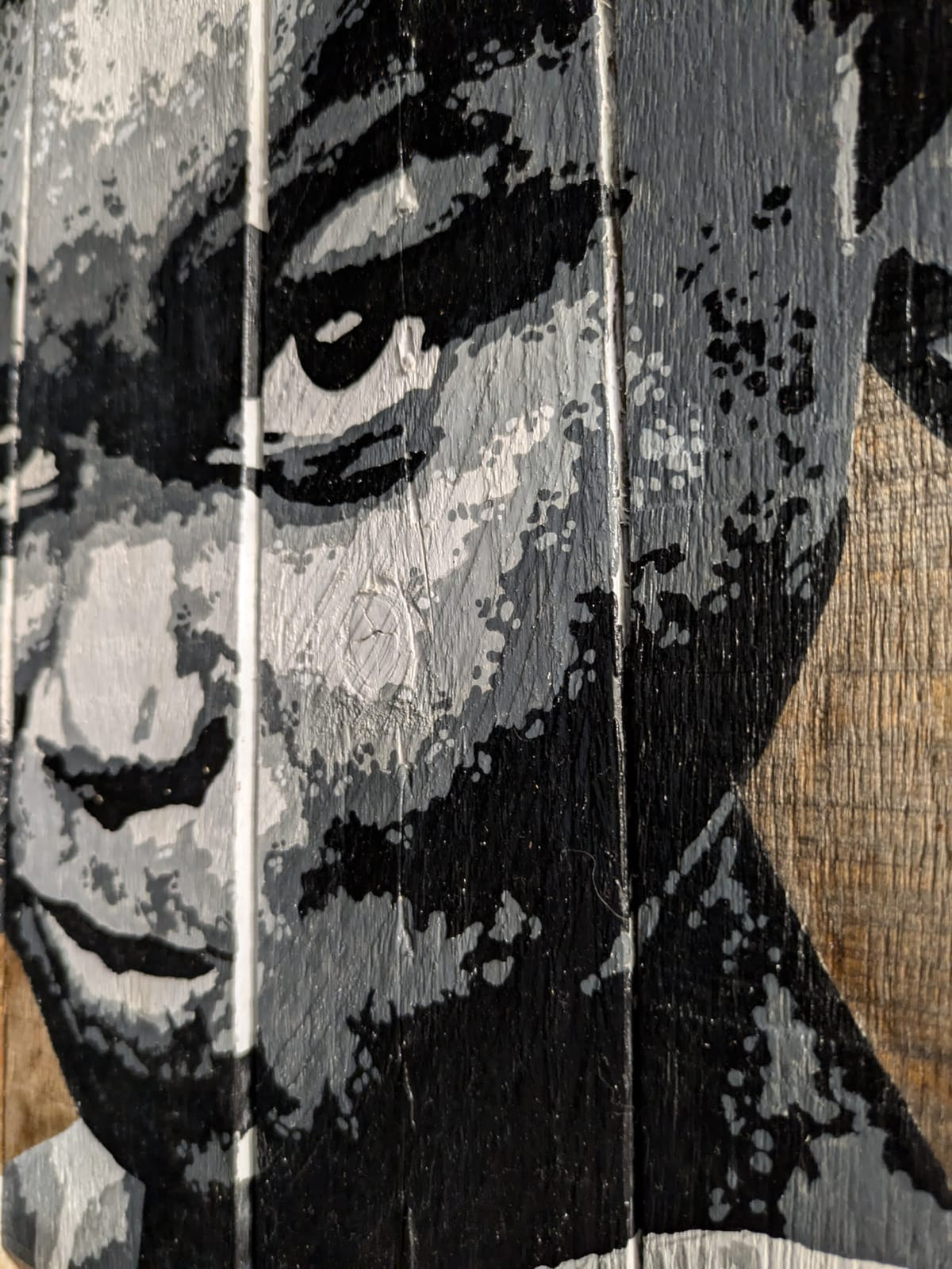 Power par Mendo — art urbain au spray et à l’acrylique