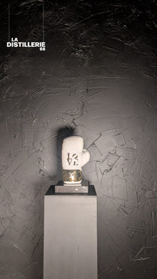 White Love de Naor — œuvre contemporaine en résine, sculpture Pop Art