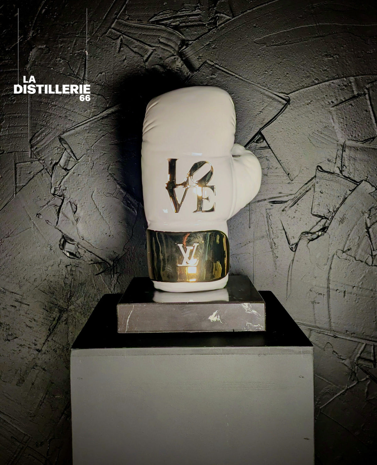 Œuvre White Love par Naor — sculpture décorative contemporaine en résine